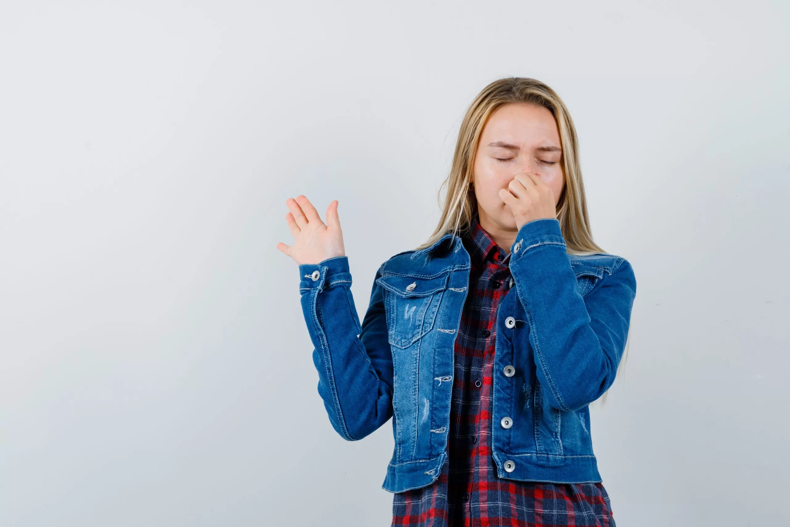 Mengatasi rambut bau dan rontok dengan bahan alami